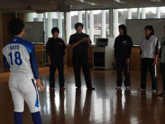 里選手の話を聞く参加者たち撮影：手束仁