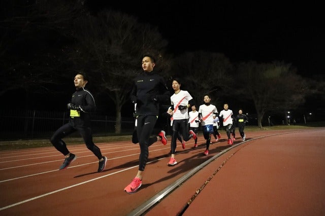 参加者とともに代々木公園陸上競技場を走る大迫傑（c）NIKE