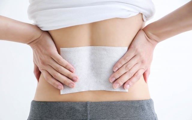 【湿布の種類・成分・効果】白い湿布と茶色の湿布、なにが違うの？使い方も解説