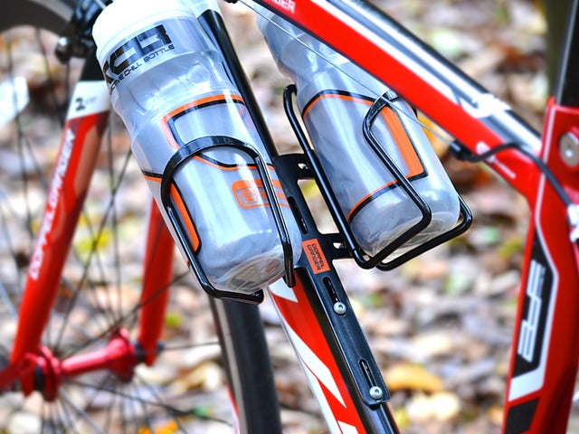 フレームバッグとボトルケージ2つを装着できる「ダブルケージマウント」発売