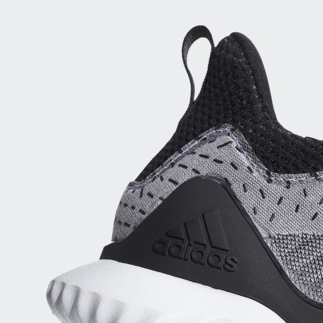 アディダス、多方向の動きに対応する「アルファバウンス ビヨンド」発売