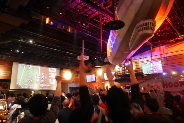 スーパーボウルLIVE放送イベント、HOOTERSが開催