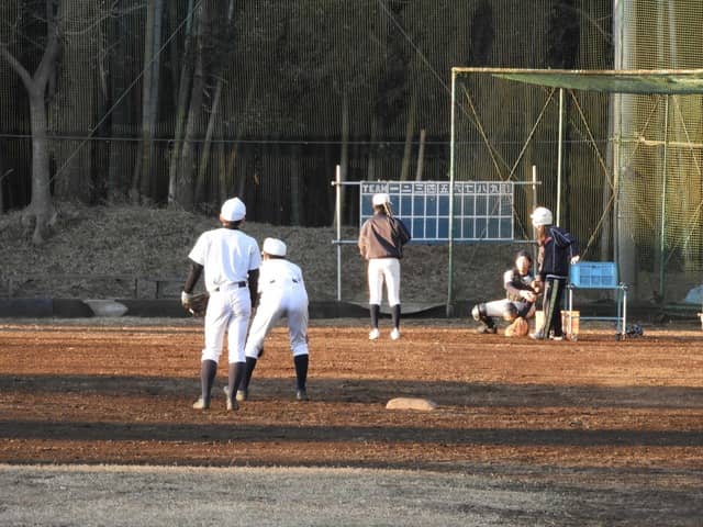グラウンドの向こう側は竹林になっている撮影：手束仁