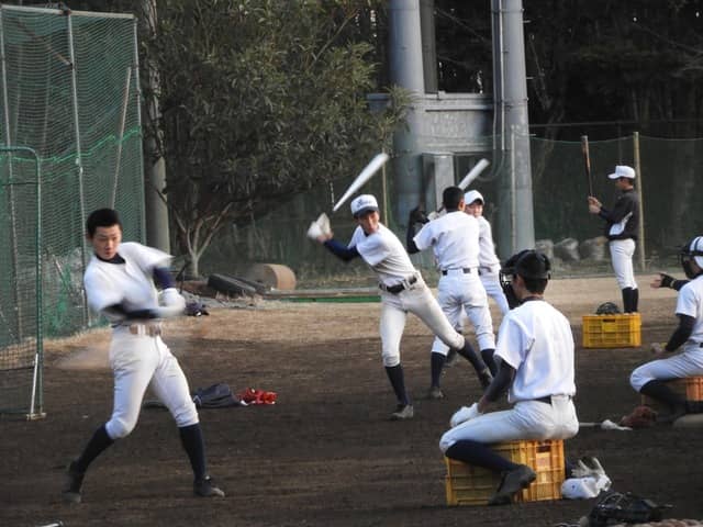 ティ―バッティングもそれぞれで工夫をしていく撮影：手束仁