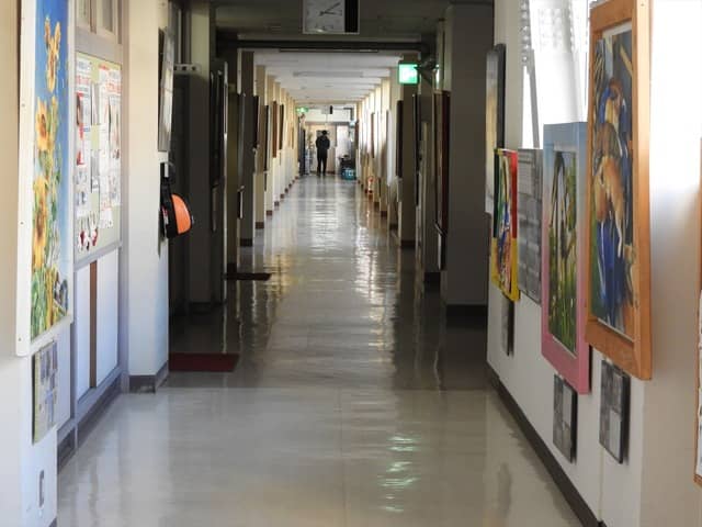 玄関を入るとすぐに作品がかけられている撮影：手束仁