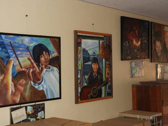 数々の美術作品が廊下に掲示されている撮影：手束仁