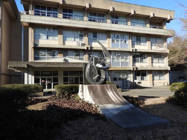 創立50周年記念碑撮影：手束仁