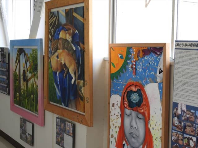 廊下に展示されている美術関係の作品撮影：手束仁