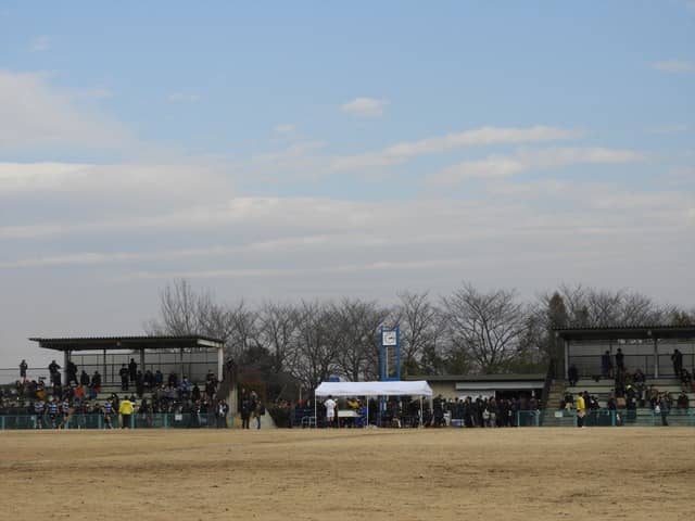 よく晴れて青空も出た熊谷ラグビー場撮影：手束仁