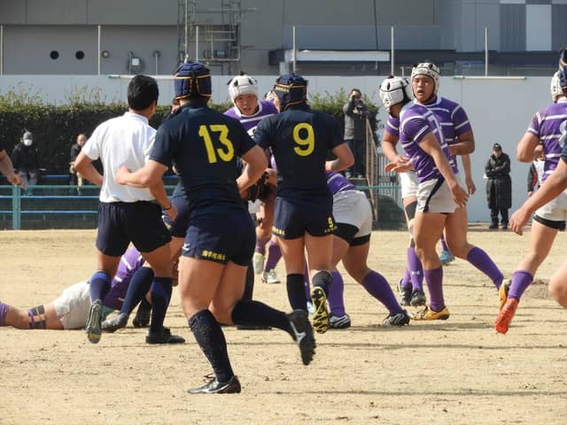 激しい中盤の攻防が展開された國學院栃木（紺）と東京（紫）の試合撮影：手束仁