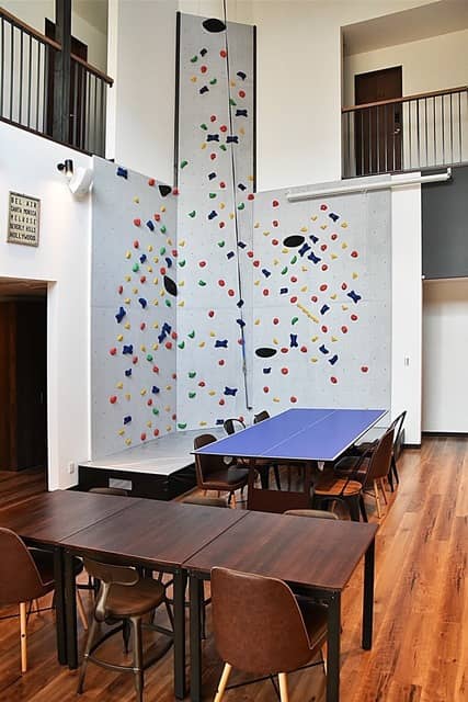 アウトドア設備を融合したシェアハウス、名古屋に竣工…ボルダリングや雲梯を設置