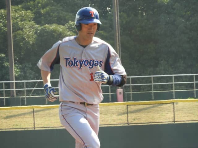 本塁打した東京ガス・地引(東総工→早稲田大)撮影:手束仁