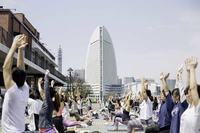 海辺でヨガ＆ピラティスを楽しむイベント「MARINE YOGA」開催
