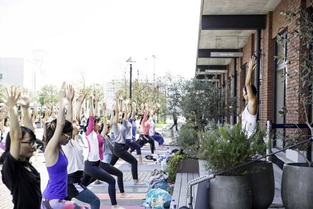 海辺でヨガ＆ピラティスを楽しむイベント「MARINE YOGA」開催