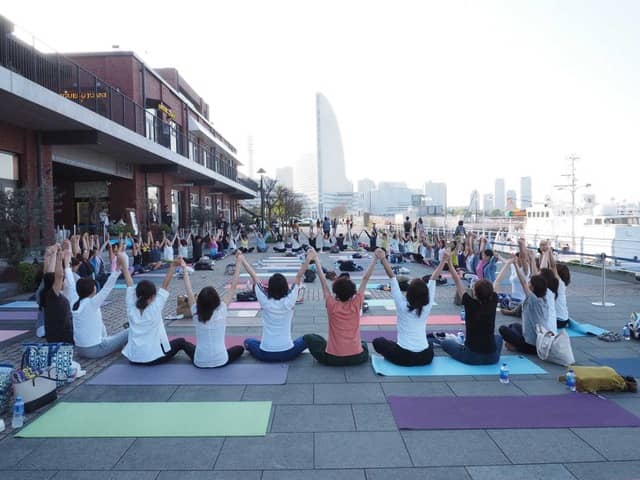 海辺でヨガ＆ピラティスを楽しむイベント「MARINE YOGA」開催