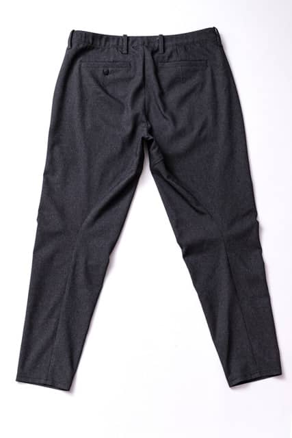 サッカーができるほどアクティブなビジネスウェア「Umditional Pants」販売開始
