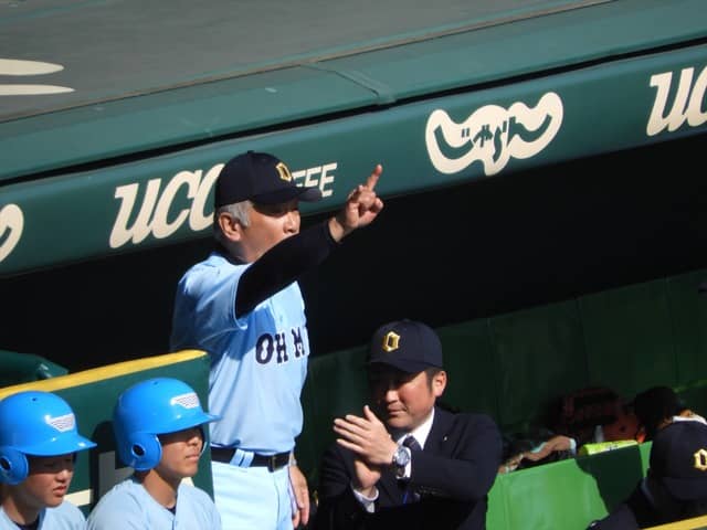 ベンチから指示を出す近江・多賀章仁監督撮影：手束仁