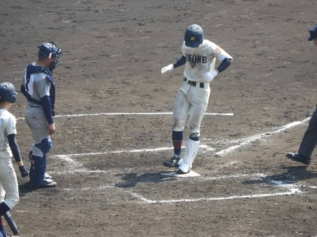 逆転３ランを放ってホームインする彦根東・高内君撮影：手束仁