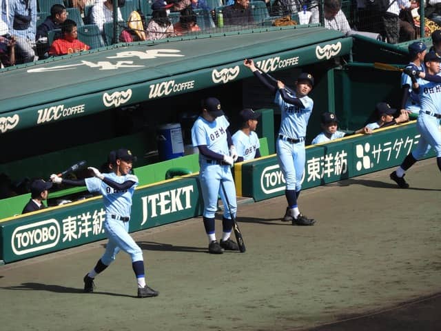 試合前の近江、ベンチ前で素振り撮影：手束仁