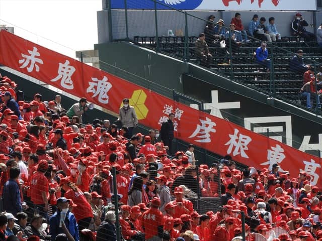 真っ赤に盛り上がる、彦根東応援席撮影：手束仁