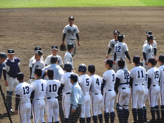 呆然としながらあいさつに向かう明徳義塾撮影：手束仁