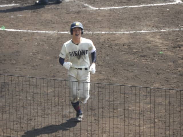 本塁打して笑顔でベンチへ戻る、彦根東・高内君撮影：手束仁