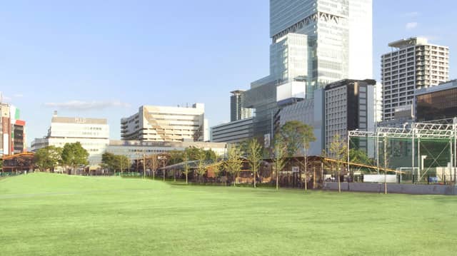 子どもから大人まで参加できるチャリティヨガイベント「てんしばヨガ」開催