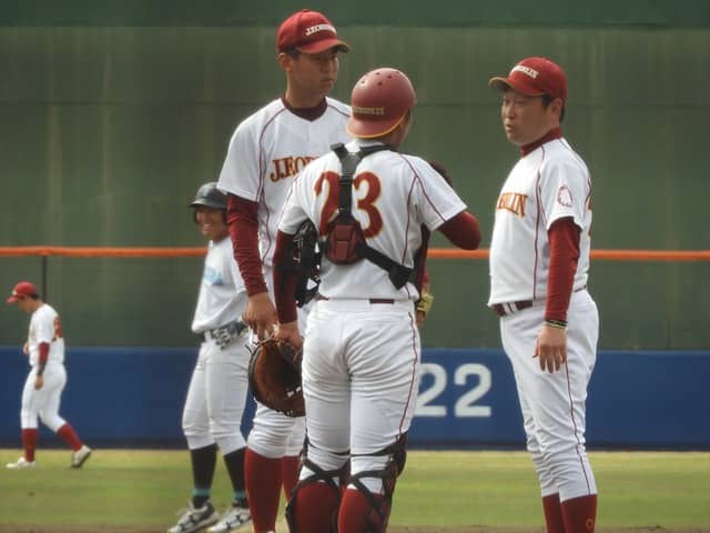 桜美林大バッテリーと、津野監督撮影：手束仁