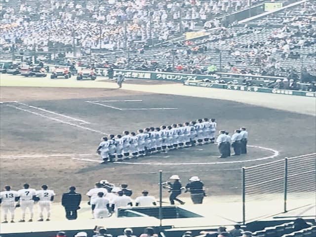 勝利の校歌を歌う東海大相模撮影・手束仁