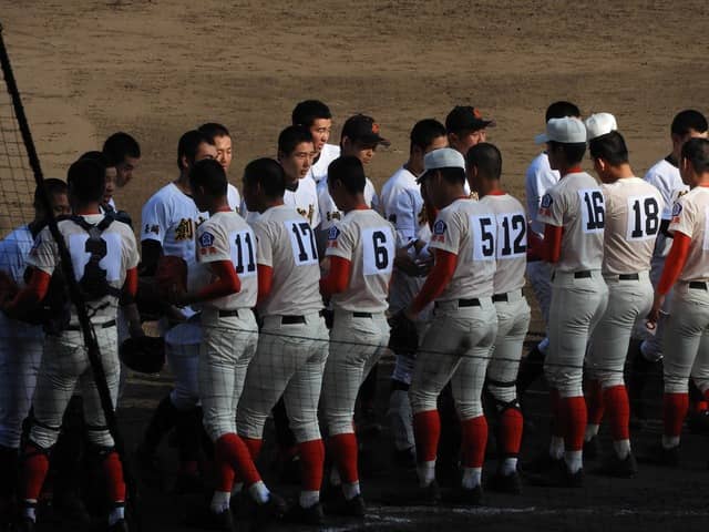 創成館・智弁学園は試合後、お互いに称えあう撮影・手束仁