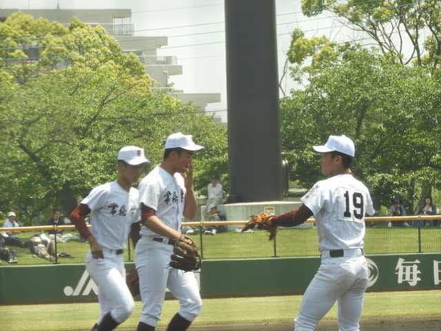 シートノックに向かう準備をしている常総学院_R撮影：手束仁