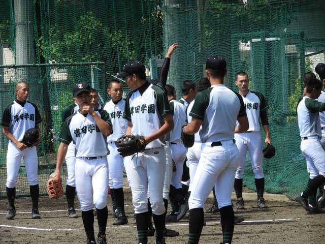 ベンチ前の津田学園選手たち_R撮影：手束仁