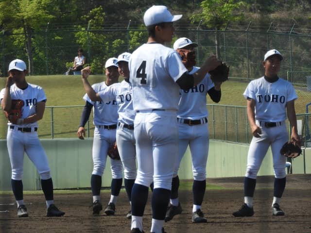 試合前、東邦の選手たち_R撮影：手束仁