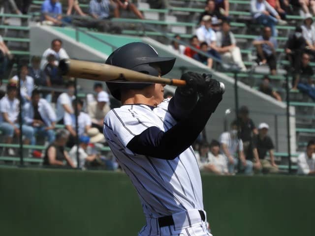 力いっぱいのスイングの浦和学院・上野暖人君_R撮影：手束仁