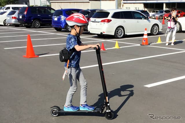 MaKingのマルチ電動キックボード『New K7』に乗る少年《撮影 五味渕秀行》