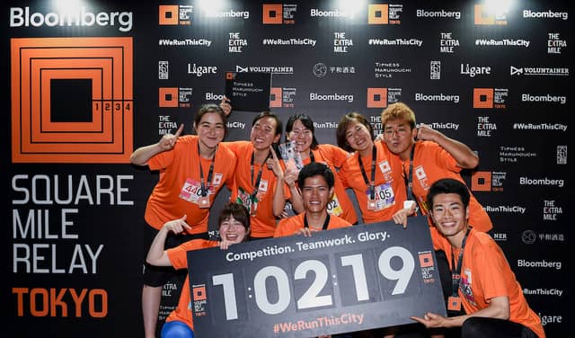 夜の東京・丸の内を600人以上のランナーが快走…ブルームバーグ スクエア・マイル・リレー 東京