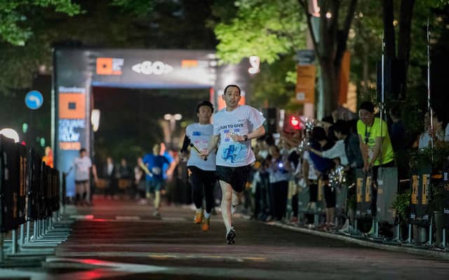 夜の東京・丸の内を600人以上のランナーが快走…ブルームバーグ スクエア・マイル・リレー 東京