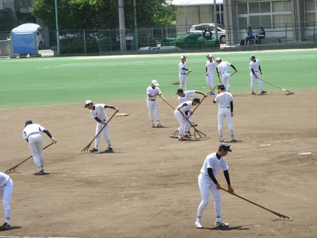 グラウンド整備の大事さも試合を通じて学んでいく手束仁