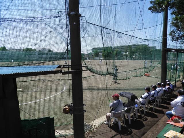 ネット裏には、熱心な父母やファンが足を運ぶ手束仁