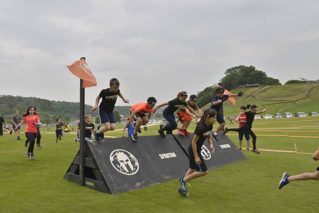 障害物レース「スパルタンレース」千葉大会優勝タイム、男子44分46秒、女子1時間1分7秒