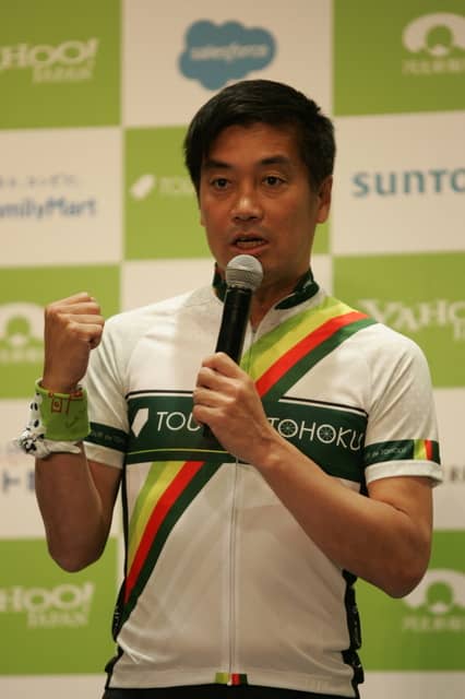 サッカーだけでなく自転車もパワフルな走りを見せる中西哲生撮影：山口和幸