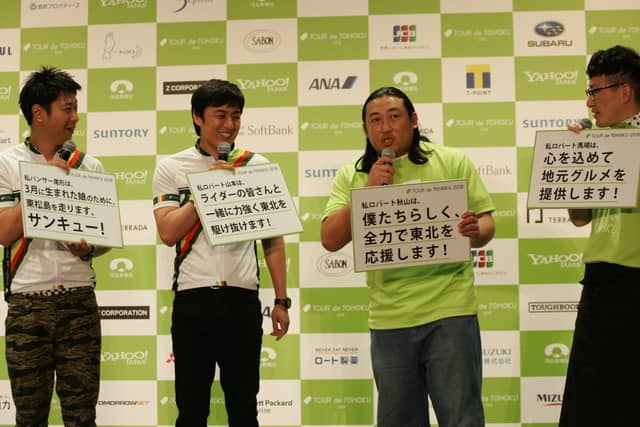 それぞれのスタイルで復興支援を応援したいとお笑いのロバート（右の3人）とパンサー尾形（左）撮影：山口和幸