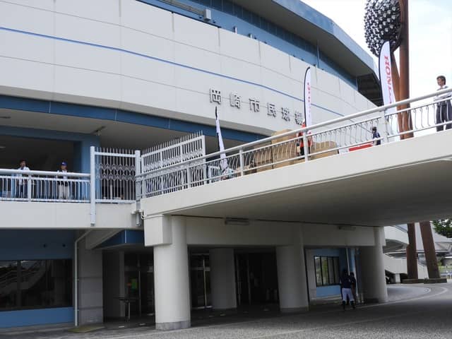 会場の岡崎市民球場撮影：手束仁