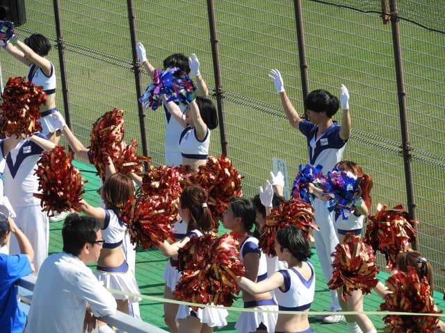 盛り上がるジェイプロジェクト応援チアリーダー撮影：手束仁