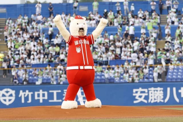 交流戦史上初の着ぐるみ始球式!ひょっこりはんがノーバン投球