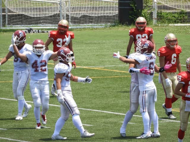 ＴＤを決めて喜び合う千葉日大一撮影：手束仁