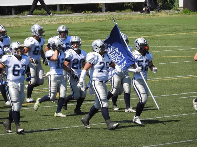 いざ決戦のグラウンドへ！足立学園WILD BEARS撮影：手束仁