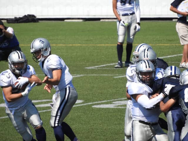 ボールを貰った足立学園ＲＢ花宮圭一郎君（25)撮影：手束仁