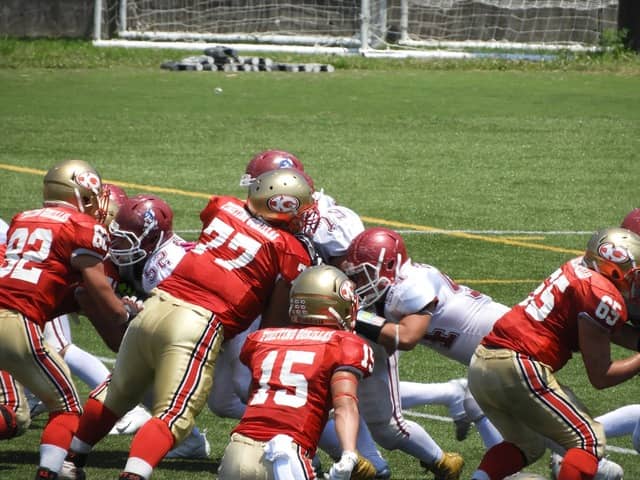 ラインのぶつかり合い駒場学園と千葉日大一撮影：手束仁