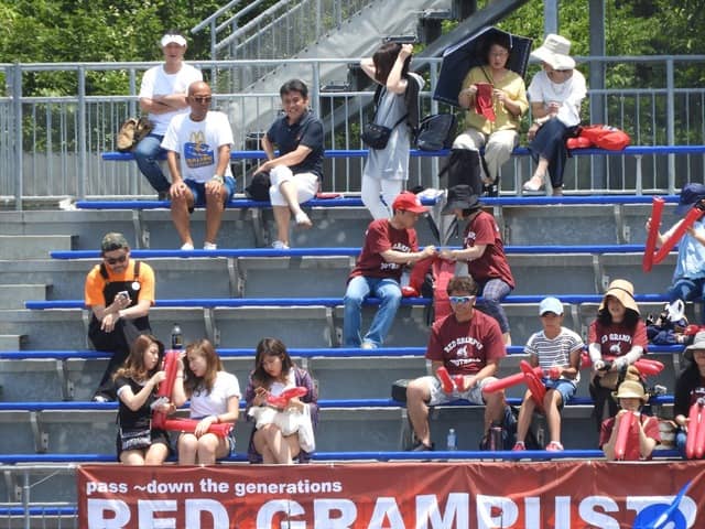 応援準備に取り掛かる千葉日大一応援席撮影：手束仁